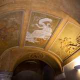 Quest�ultima incanta per la sua particolarit� architettonica e decorativa. L�accesso alle scale � introdotto da una piccola volta impreziosita da tre riquadri con decorazioni a stucco di soggetti mitologici realizzati tra il XVII e il XVIII secolo